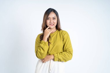 Dudaklarını ısıran Asyalı genç bir kadın.