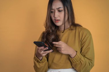 Cep telefonu kullanırken kızgın genç kadın