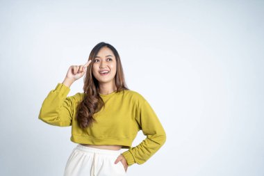 Akıllı kadın düşüncelerini uzayda düşünüyor.