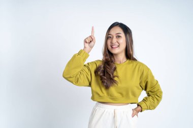 Parmak işareti yapan Asyalı genç bir kadın.