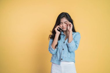 Kadın kötü haber alınca telefon eder.