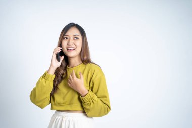 Genç Asyalı bir kadın cep telefonuyla arama yapıyor.