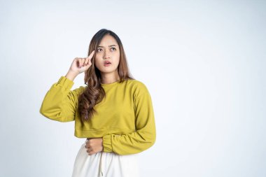 Çözümler için fikir üreten genç bir kadın.