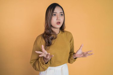 Neden diye soran şok olmuş genç bir kadın.