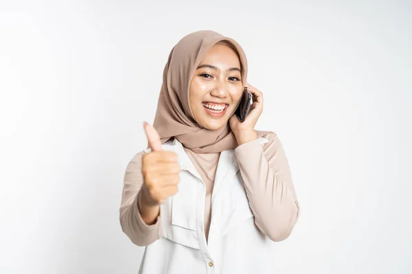 Woman making a call using a cell phone and showing thumb up — Stock Photo, Image