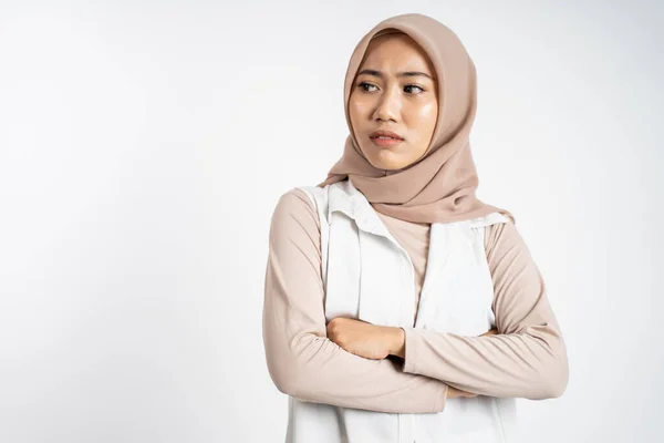 Мусульманская женщина чувствует себя неуверенно в выборе своей жизни — стоковое фото