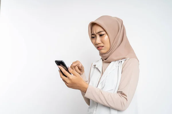 Muslim woman shocked while using mobile phone — Stock Photo, Image