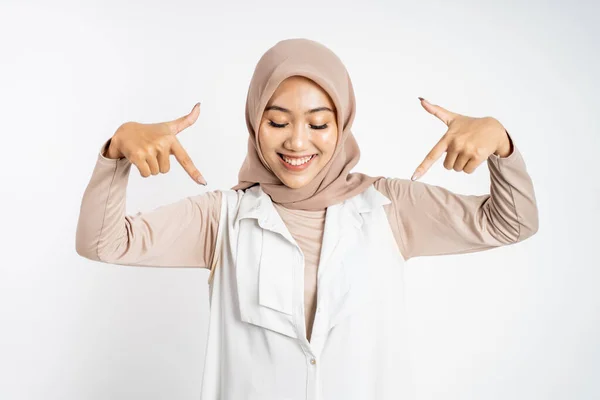 Mosolygó hidzsáb nő ujjal lefelé mutató kézmozdulattal — Stock Fotó