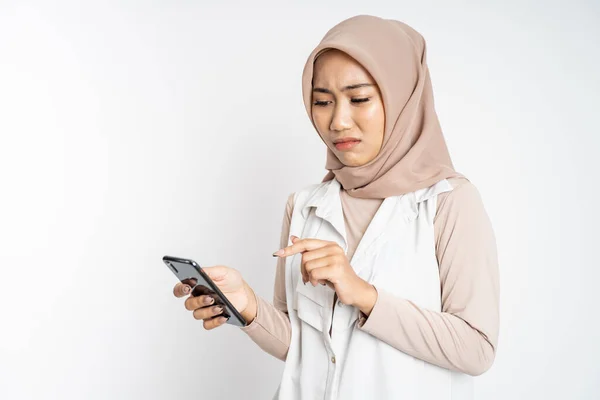 Muslim γυναίκα σοκαρισμένος κατά τη χρήση του κινητού τηλεφώνου — Φωτογραφία Αρχείου