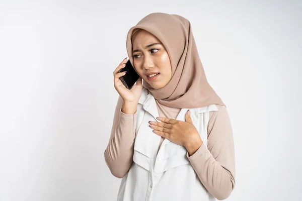 Besorgte Muslimin im Hidschab telefoniert mit dem Handy — Stockfoto