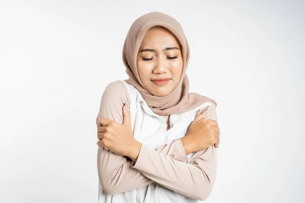Muslimische Frau fühlt sich kalt und umarmt ihren Körper mit beiden Händen — Stockfoto