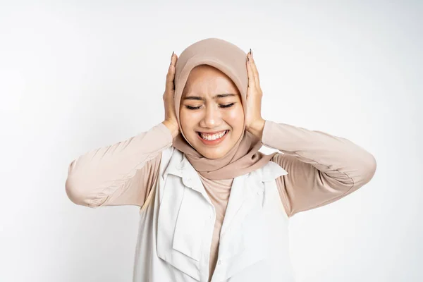 Mulher no hijab segurando a cabeça enquanto confuso pela situação — Fotografia de Stock