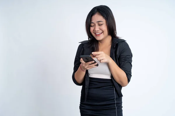 Jovem mulher usando celular digitando mensagem sms — Fotografia de Stock