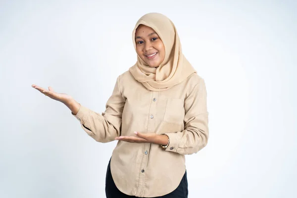 Молодая женщина хиджаба с жестом рукой представляет что-то — стоковое фото