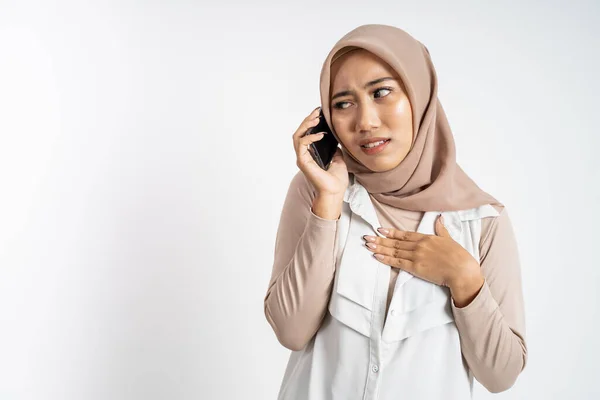 히잡에 사는 음악하는 여자가 휴대폰을 사용하여 전화를 거는 것을 걱정하는 모습 — 스톡 사진