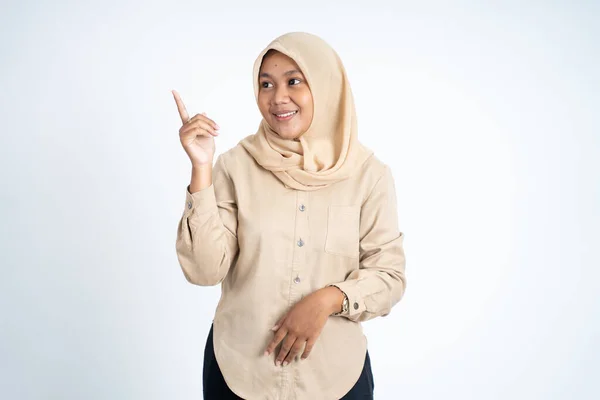Donna hijab sorridente con dito che punta la mano gesto — Foto Stock