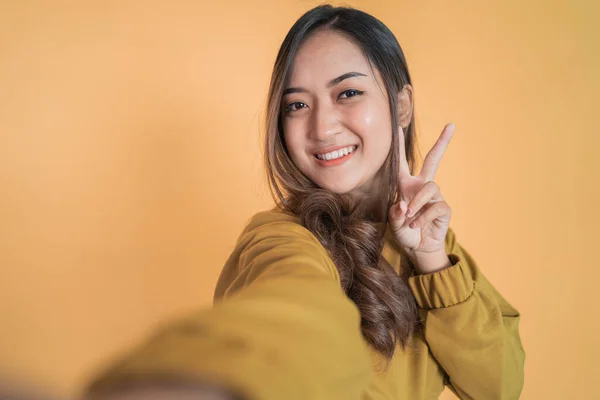 Fiatal ázsiai nő szelfi békés kéz gesztus — Stock Fotó