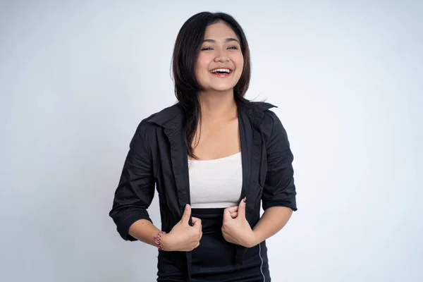 Joven asiático mujer con largo cabello sonriendo mientras de pie — Foto de Stock