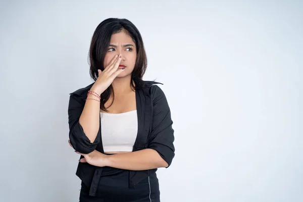 Joven asiática mujer cubriendo nariz con dedo cuando mal olor —  Fotos de Stock