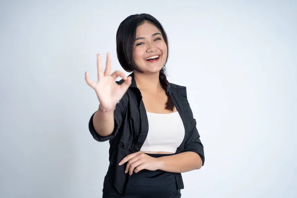 Mulher sorrindo com gesto de mão ok em fundo isolado — Fotografia de Stock