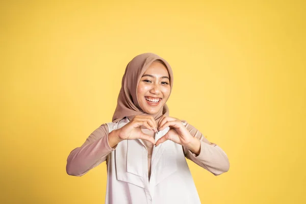 Mulher muçulmana feliz fazendo gesto de forma de amor — Fotografia de Stock
