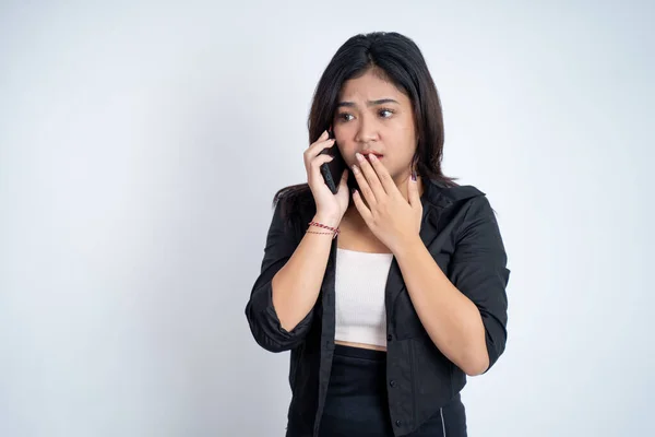Mujer haciendo una llamada cuando escucha malas noticias —  Fotos de Stock
