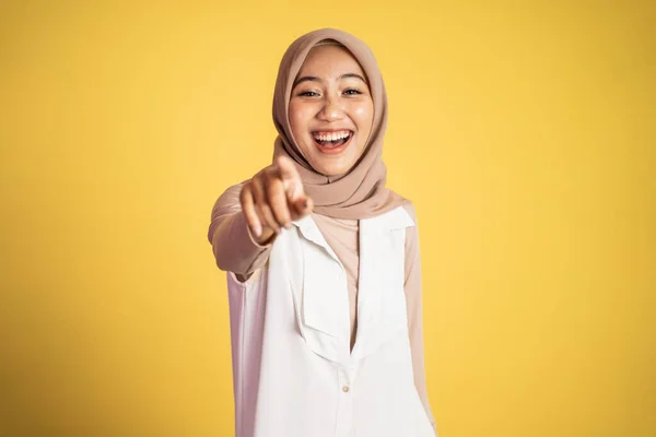 Vrouw met vinger wijzen lachen op iemand — Stockfoto