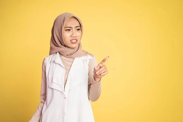 Vrouw met vinger wijzen lachen op iemand — Stockfoto