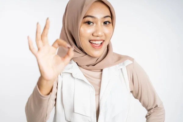 Mulher asiática no hijab sorrindo com gesto ok — Fotografia de Stock