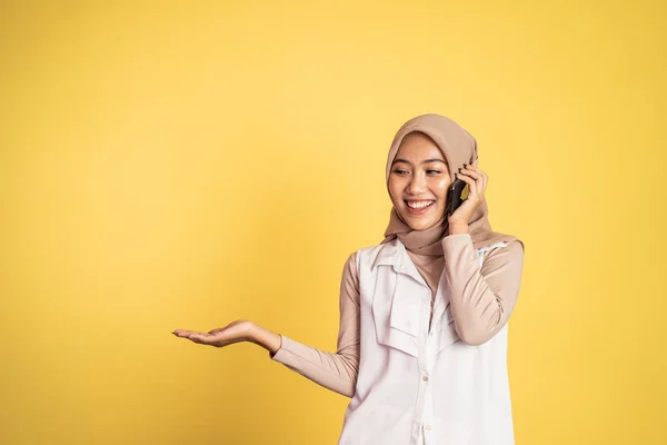 Sian mulher fazendo uma chamada usando um telefone celular e apresentando espaço de cópia — Fotografia de Stock