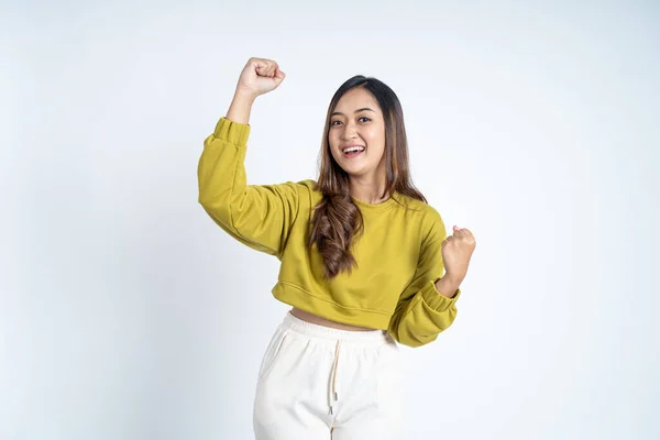 Spännande asiatisk kvinna knyta händerna samtidigt fira framgång — Stockfoto