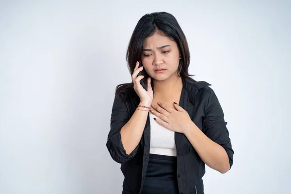 Mujer haciendo una llamada cuando escucha malas noticias —  Fotos de Stock