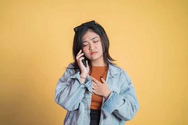 Asiatisches Mädchen telefoniert mit einem Smartphone — Stockfoto