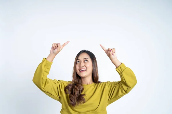 Krásná asijská žena v zeleném tričku ukazující prsty nahoru — Stock fotografie