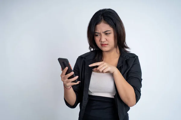 Jovem mulher chocado ao usar o telefone móvel — Fotografia de Stock