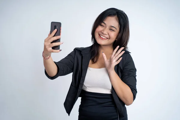 Jonge vrouw maken een video gesprek met zeggen hallo gebaar — Stockfoto