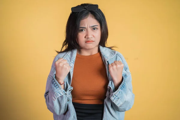 Szomorú fiatal nő szorítja a kezét, miközben dühös — Stock Fotó
