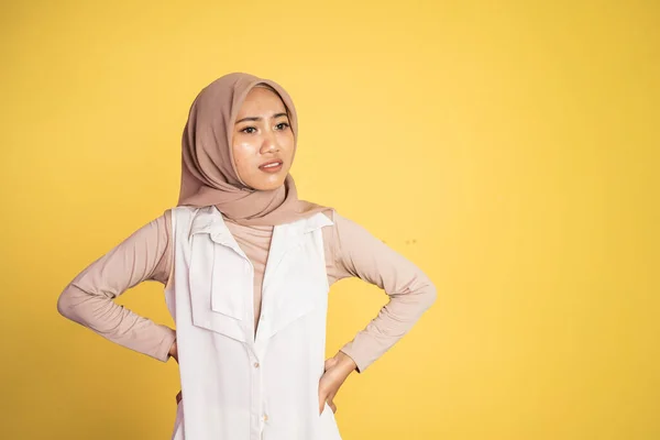 Bezorgde moslim aziatische vrouw gebaar op geïsoleerde achtergrond — Stockfoto