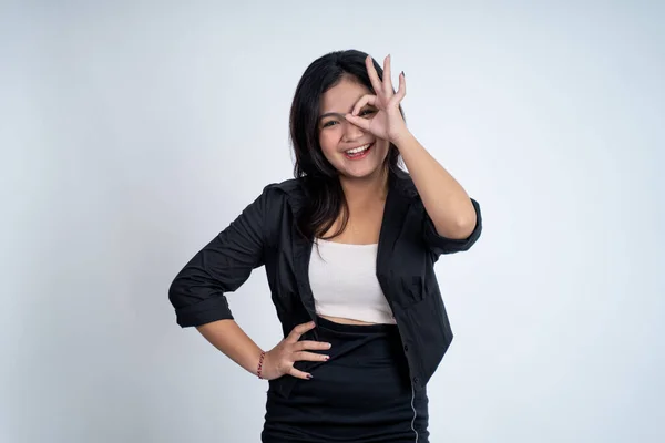 Junge Frau zeigt Oke-Geste mit Augenblicken, die ein Fernglas imitieren — Stockfoto
