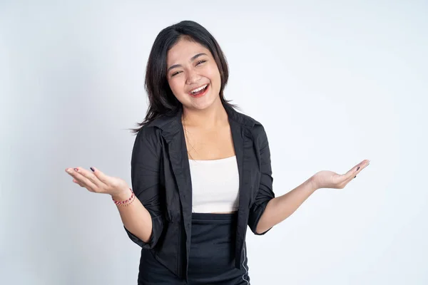 Spännande ung kvinna öppnar två handflator samtidigt som hon ler — Stockfoto