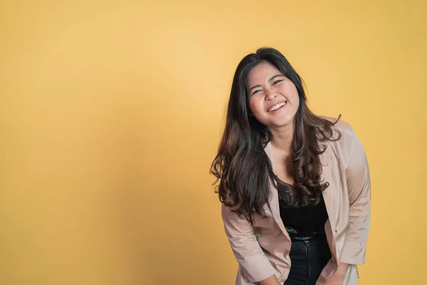 Eccitato asiatico donna con lunghi capelli sorridente mentre in piedi — Foto Stock