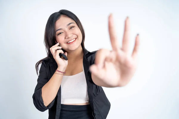 Ung kvinna ringer ett samtal med ok hand gest — Stockfoto