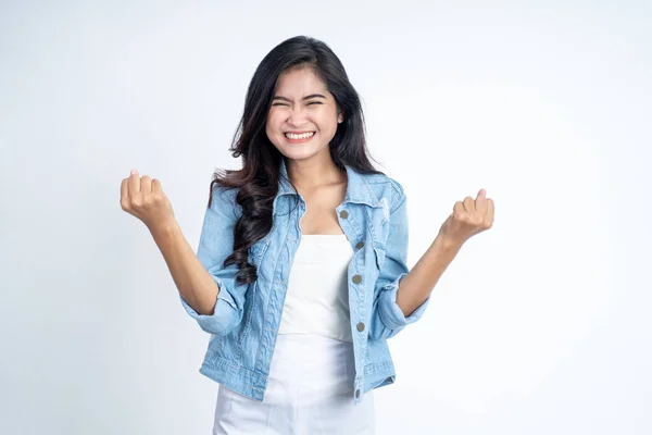 Eccitato giovane donna stringendo le mani mentre celebra il successo — Foto Stock