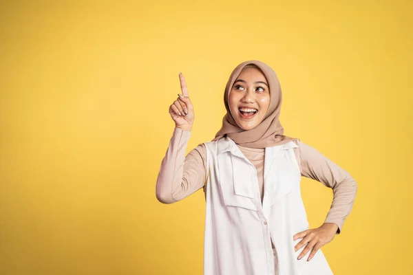 Donna hijab sorridente con dito rivolto verso l'alto gesto della mano — Foto Stock