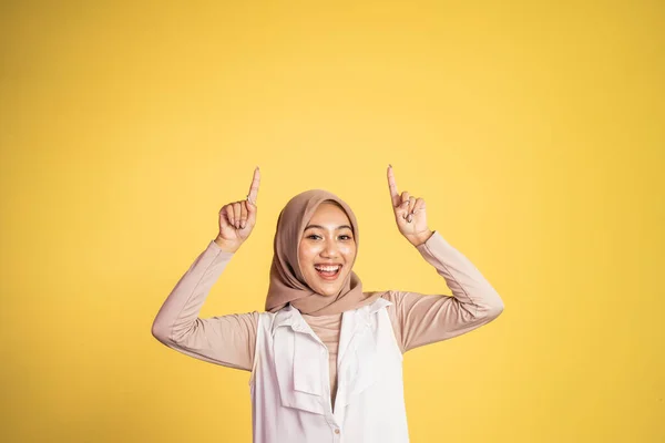 Mujer hijab sonriente con el dedo apuntando hacia arriba gesto de la mano — Foto de Stock