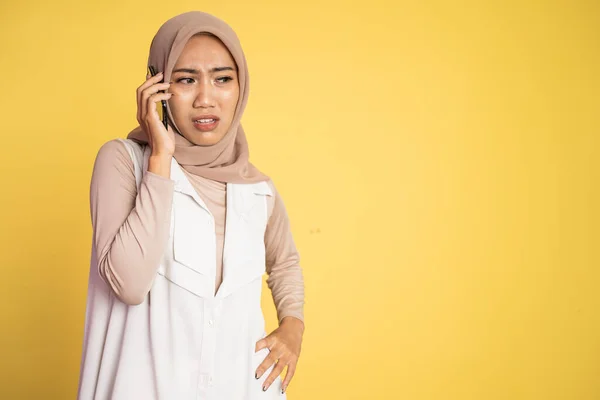 Mulher muçulmana preocupado no hijab fazendo uma chamada usando um telefone celular — Fotografia de Stock