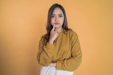 Çözümler için fikir üreten genç bir kadın.