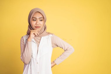 Müslüman kadın hayatının seçiminden emin değil.