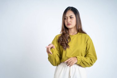 Parmak işareti yapan Asyalı genç bir kadın.