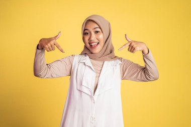 El hareketini işaret eden tesettürlü kadın.